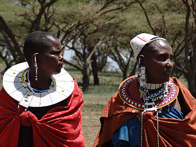 Masai, bezoek aan de masai, vrouwen, kettingen, etnische