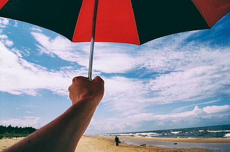 személy, gazdaság, fekete, piros, esernyő, közelében, tengerpart