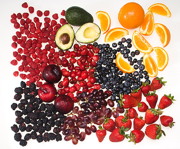 frutas, mirtilos, ameixa preta, amoras silvestres, framboesas, morangos, cerejas doces