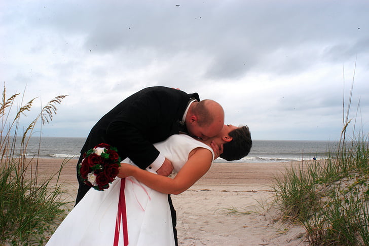 al costat del mar, noces, vestit blanc, casament, platja, parella, núvia
