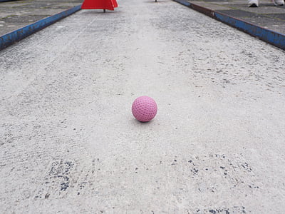 pilota, pilota de minigolf., Guia de la bola, minigolf, planta de minigolf, terreny de golf, joc d'habilitat