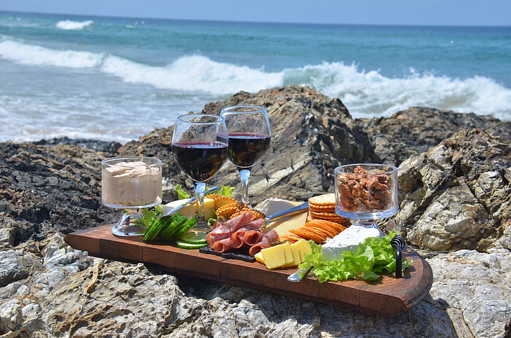 Kaasschotel, voedsel, golven, wijn, zee, strand, eten en drinken