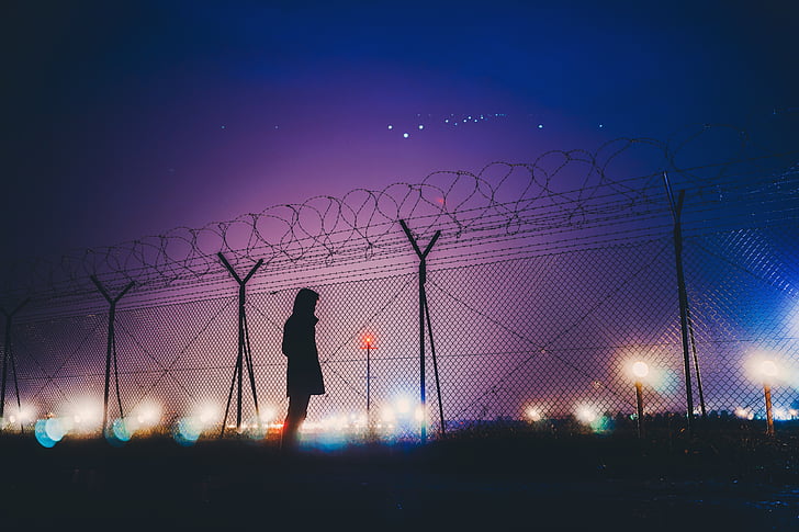 γυναίκα, στέκεται, δίπλα, φράχτη, σκούρο, διανυκτέρευση, ουρανός