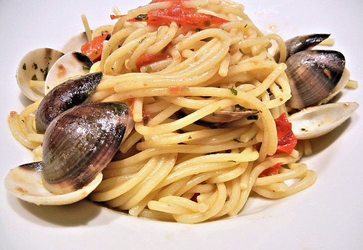 clams, spaghetti, tomatoes, olive oil, food, basil, pasta