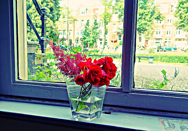 buket, blomster buket, vase, blomster i vase, arrangement af blomster, arrangement, vindueskarm