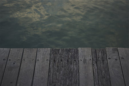 maro, negru, din lemn, bord, lângă, corpul, apa