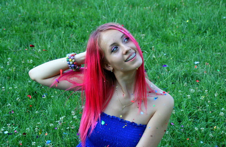 dievča, ružové vlasy, konfety, úsmev, ženy, tráva, letné