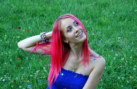 Дівчина, Рожеві волосся, конфетті, Посмішка, жінки, трава, літо