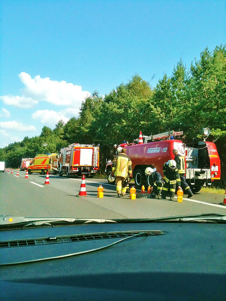 kecelakaan, jalan raya A11, api, dokter panggilan, ambulans, pertolongan pertama