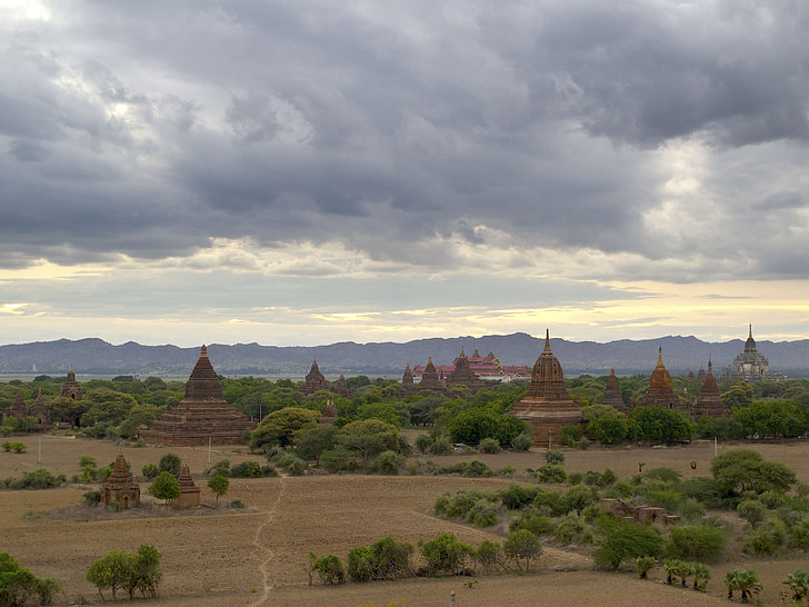 Burma, Bagan, templer, skyer