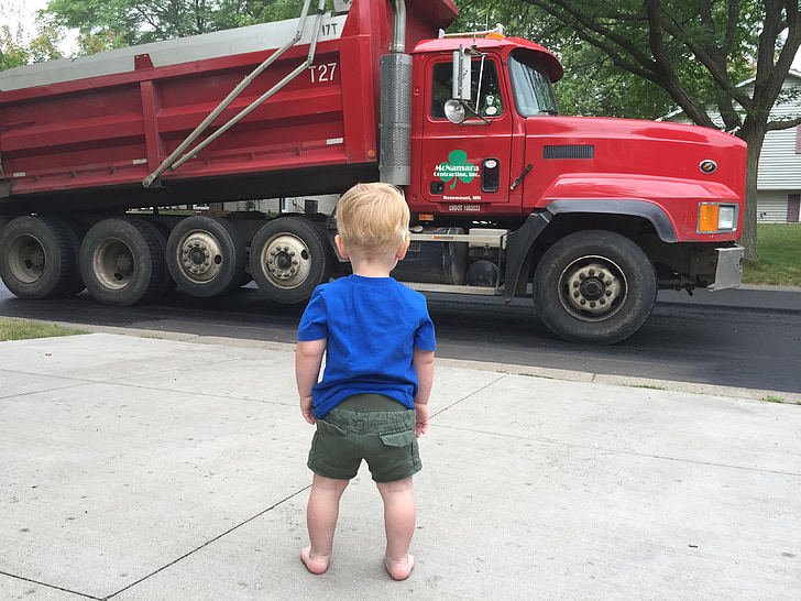 niño, chico, camión, construcción, entrada de auto, calle, observación