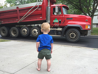 дете, Момче, камион, строителство, алеята, улица, наблюдение