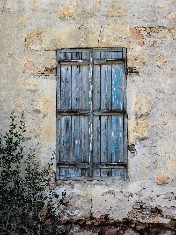 okno, lesene, stari, starih, preperele, zarjaveli, steno