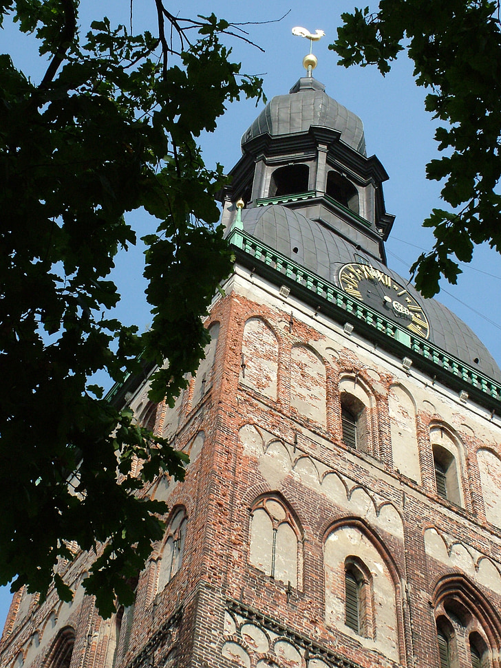 Latvija, Riga, crkveni toranj, dom
