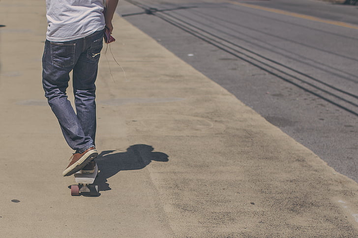 mann, hvit, skjorte, blå, jeans, riding, skateboard