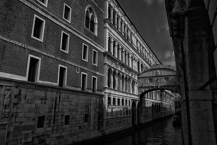 Venezia, kanał, Canal grande, Most Rialto, Most Westchnień, Latem