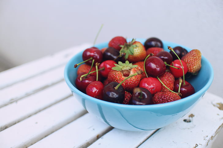 cerises, fraises, rempli, bleu, céramique, bol, fraise