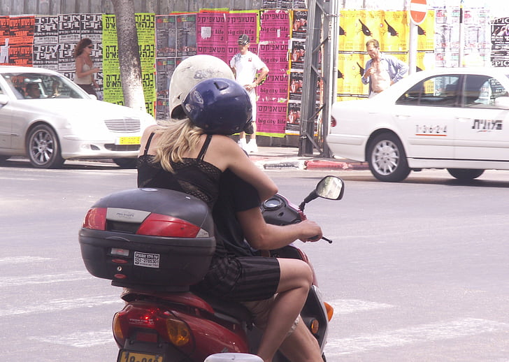 fată, îmbrăţişarea, tip, casca, motocicleta, scuter, strada