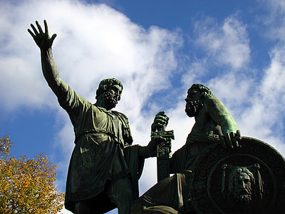 Đài tưởng niệm minin và pozharsky, quảng trường đỏ, Mátxcơva, Liên bang Nga, so với bầu trời, đám mây