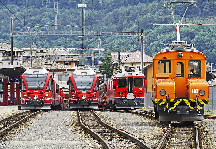 Tirano, Swiss mountain, Italien, Bernina järnväg, slutdestination, väntepositionen, plattform