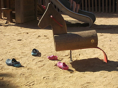 niños, jugando, zona de juegos, arena, sandalias, infancia, caballo de oscilación