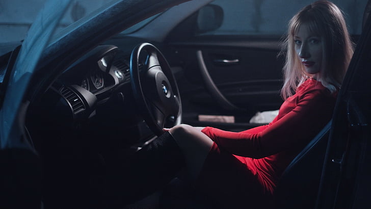 tyttö autossa, punainen mekko, ratissa, blondi, meikki, nainen, malli