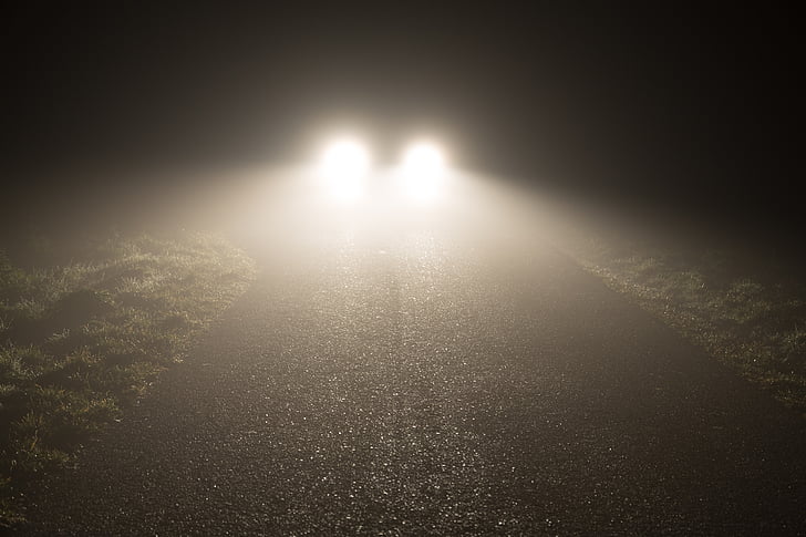 faróis, nevoeiro, à noite, assustador, névoa, asfalto, carro