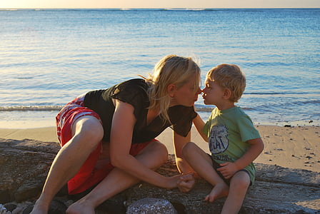 sønn, mor, kjærlighet, stranden, sitter, sammen, nese