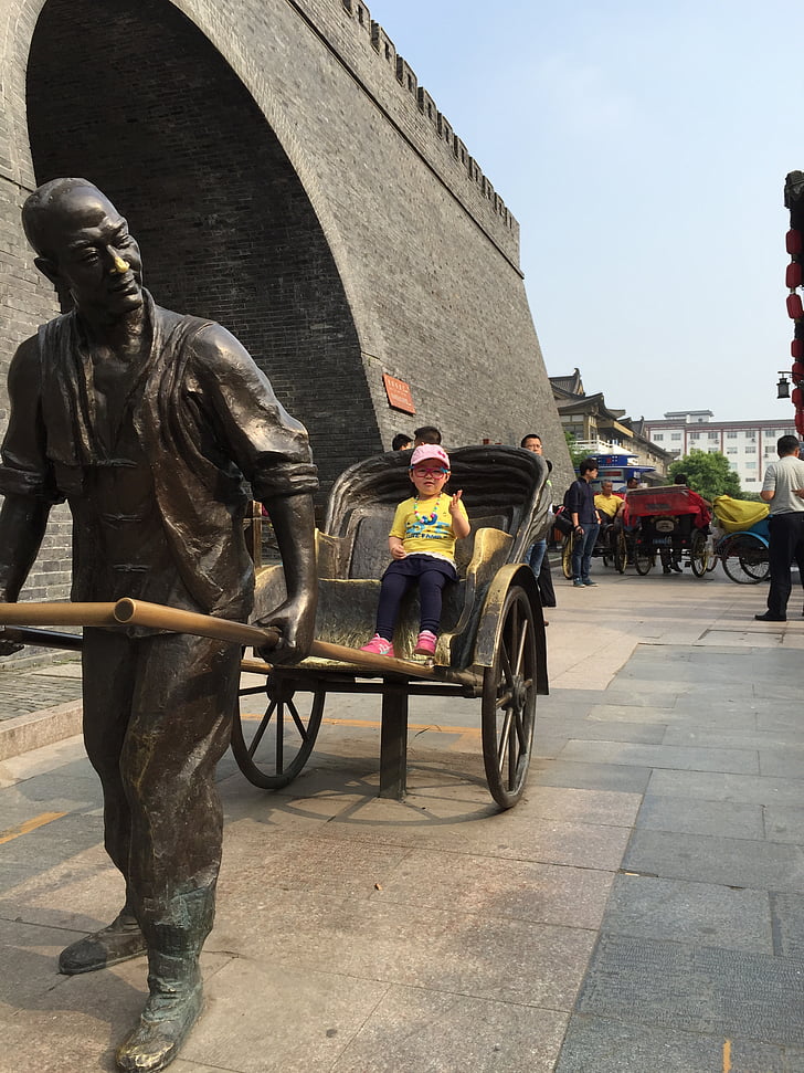 Yangzhou, gamla stan, personer carting, personer, kulturer, transport, rickshaw
