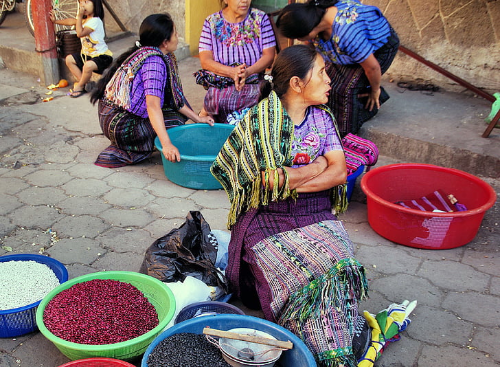 Guatemala, Chichicastenango, trhu, sedliak, predavačka, kroji, etnické