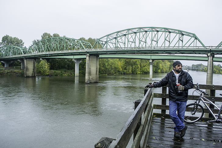 Bridge, biker, jõgi, Willamette, sigarettide, vihmane, Oregon