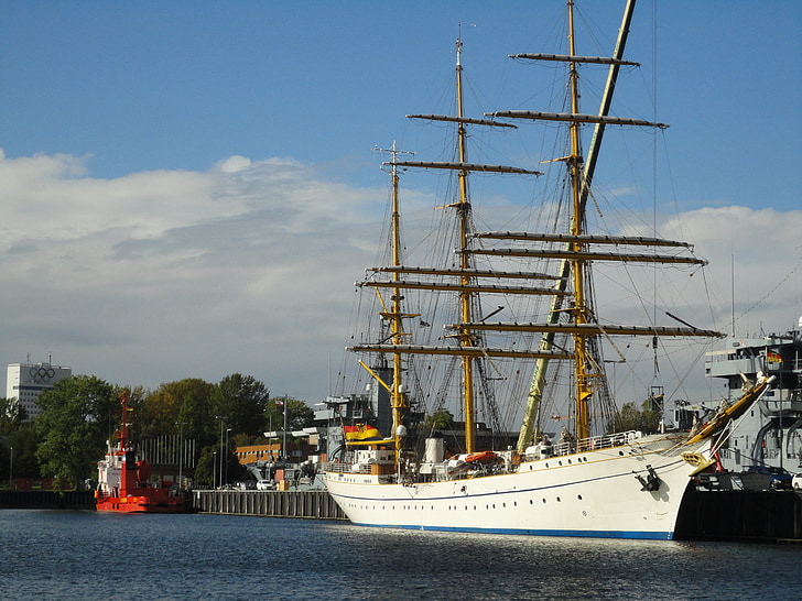 Jedrenjak, tri jarbola, Kiel, Baltičko more, nebo, oblaci, luka