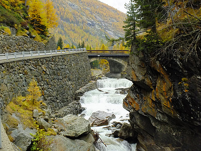 Itálie, údolí Aosta, Aosta, Gran paradiso, Národní park, podzim, řeka