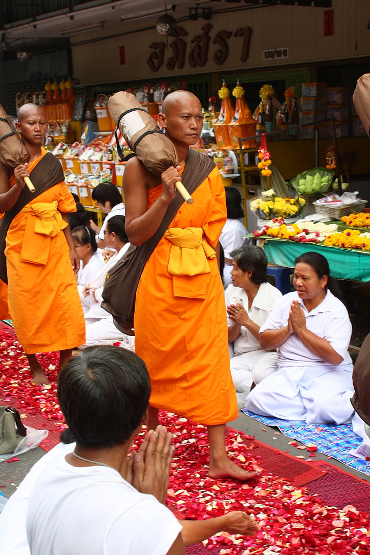 mnich, buddhisté mniši, chůze, okvětními lístky růží, tradice, obřad, dobrovolník