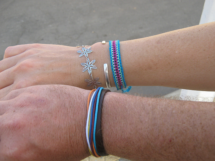 bracelet, bleu, deux, en collaboration avec le, un couple de, Blessures physiques, douleur