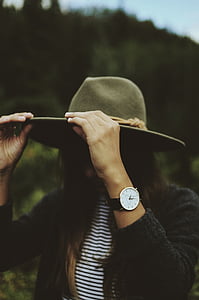 donna, Holding, cappello, indossa, analogico, orologio, in pelle