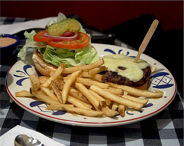 cheeseburger, francuski krumpir, kiseli krastavac, luk, zelena salata, rajčica, ploča