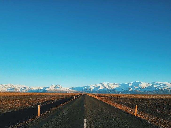 grå, motorvej, med udsigt over, sne, udjævnet, bjerge, blå