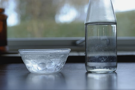 Wasser, Teilen, Tropfen, Schüssel und Flasche, Wasser auf dem Tisch, Wasser zu trinken, H2O