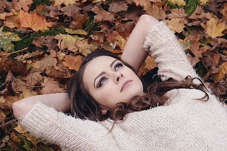 Gadis cantik, di Taman, berbaring di daun, musim gugur potret, romantis, Taman, perasaan