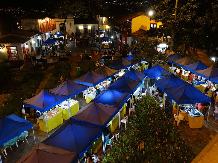 Colombia, Medellín, pueblo paisa, personas, noche, tienda de campaña, Tailandia