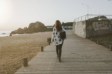 mulher, caminhando, marrom, de madeira, piso, dia, praia