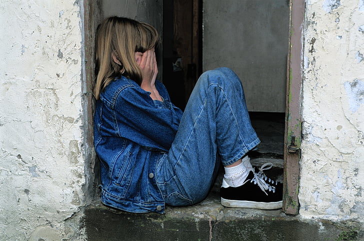 dieťa sedí, džínsy, vo dverách, Cry, smutný, osamelý, strach
