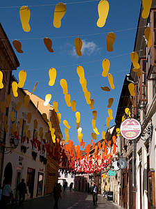 Festival, carrer, decoració, groc, vermell, colors