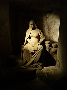 Maria, brouillard cerise, sculpture de sable