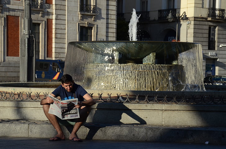 zēns lasījumā laikraksts, laikraksts, lasījums, lasīt, informācija, vīrietis lasa, Madrid