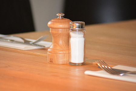 Salzstreuer, Pfeffermühle, Pfeffer und Salz, Besteck, gedeckter Tisch
