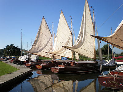 Barcos à vela, vela, Barcos, mulheres de Norfolk, pátio do caçador, Ludham, edifício do barco
