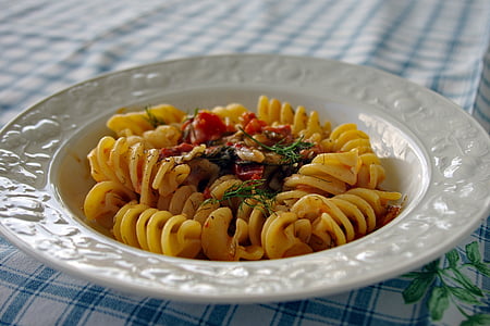fusilloni, Pasta, Italia, italialainen keittiö, tomaatit, Fenkoli, mantelit
