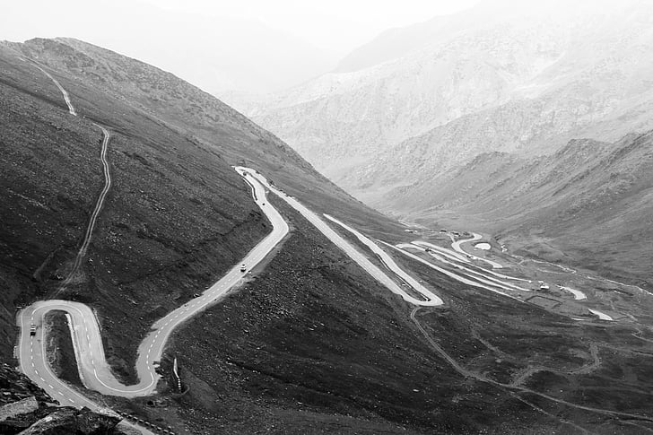 Road-kép, esztergálás hegyi autópálya, Zig zag road, Mount, Sziklás-hegység, Pakisztán, szemközti nézet